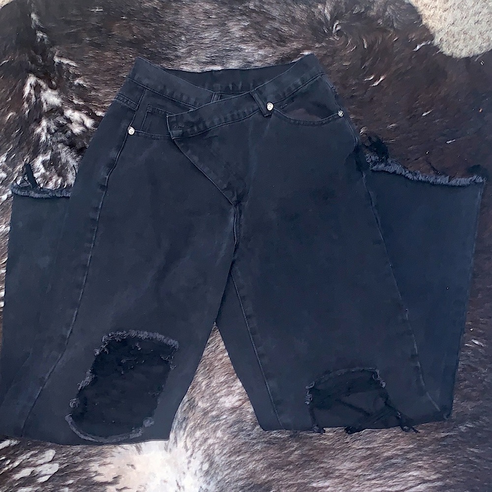 Ripped Wide-Leg Black Adjustable Jeans!